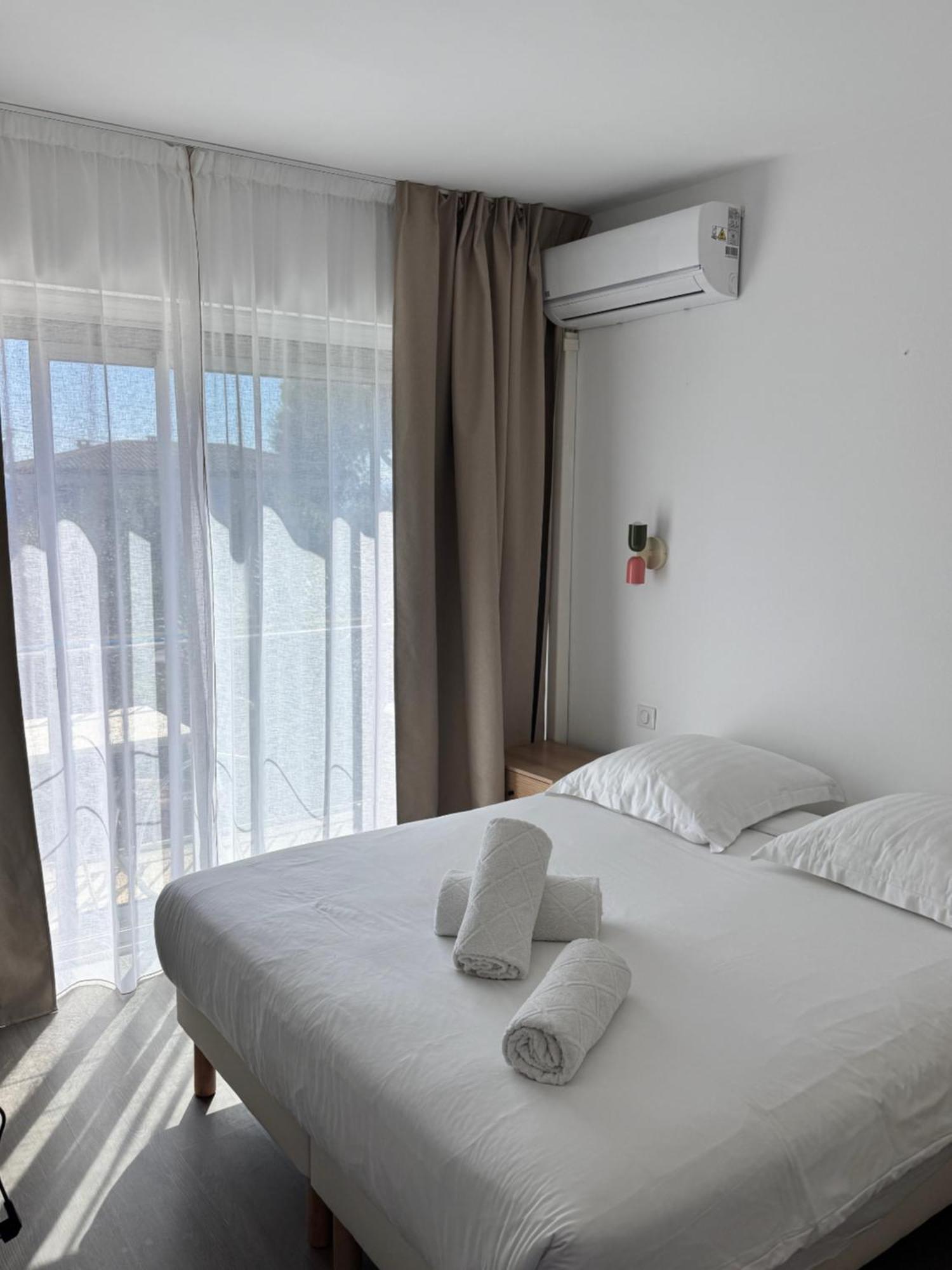 Hotel Le Golfe Bleu กาวาแลร์-ซูร์-แมร์ ภายนอก รูปภาพ
